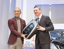 BMW協賛「六本木歌舞伎」主演の市川海老蔵氏にBMW i3を提供