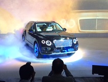 ベントレー、初の新型SUVベンテイガを発表