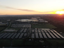 ベントレー、本社工場に英国最大のソーラーカーポートを設置